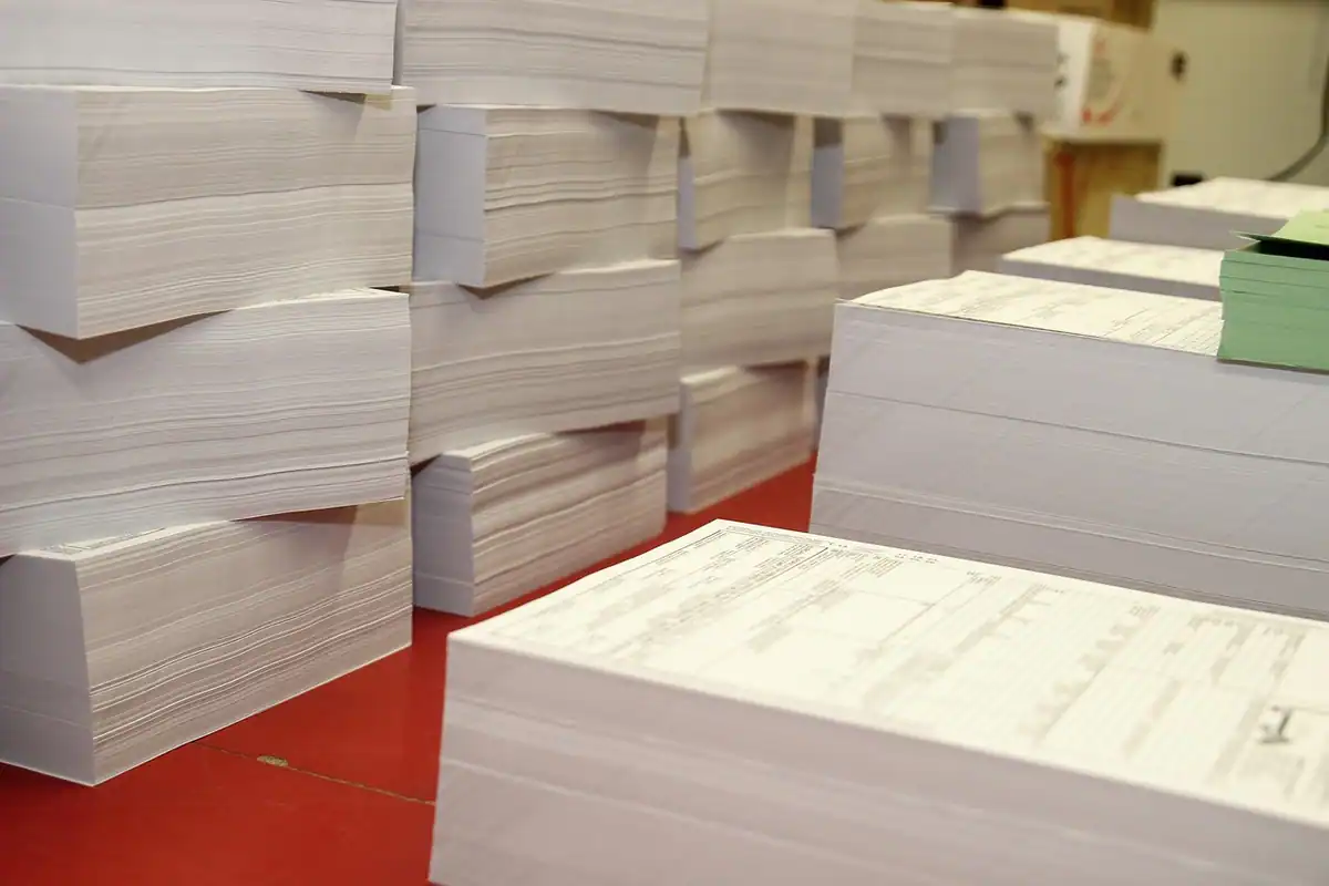 Teancuri de foi de hârtie tăiate într-o tipografie, pregătite pentru legătorie