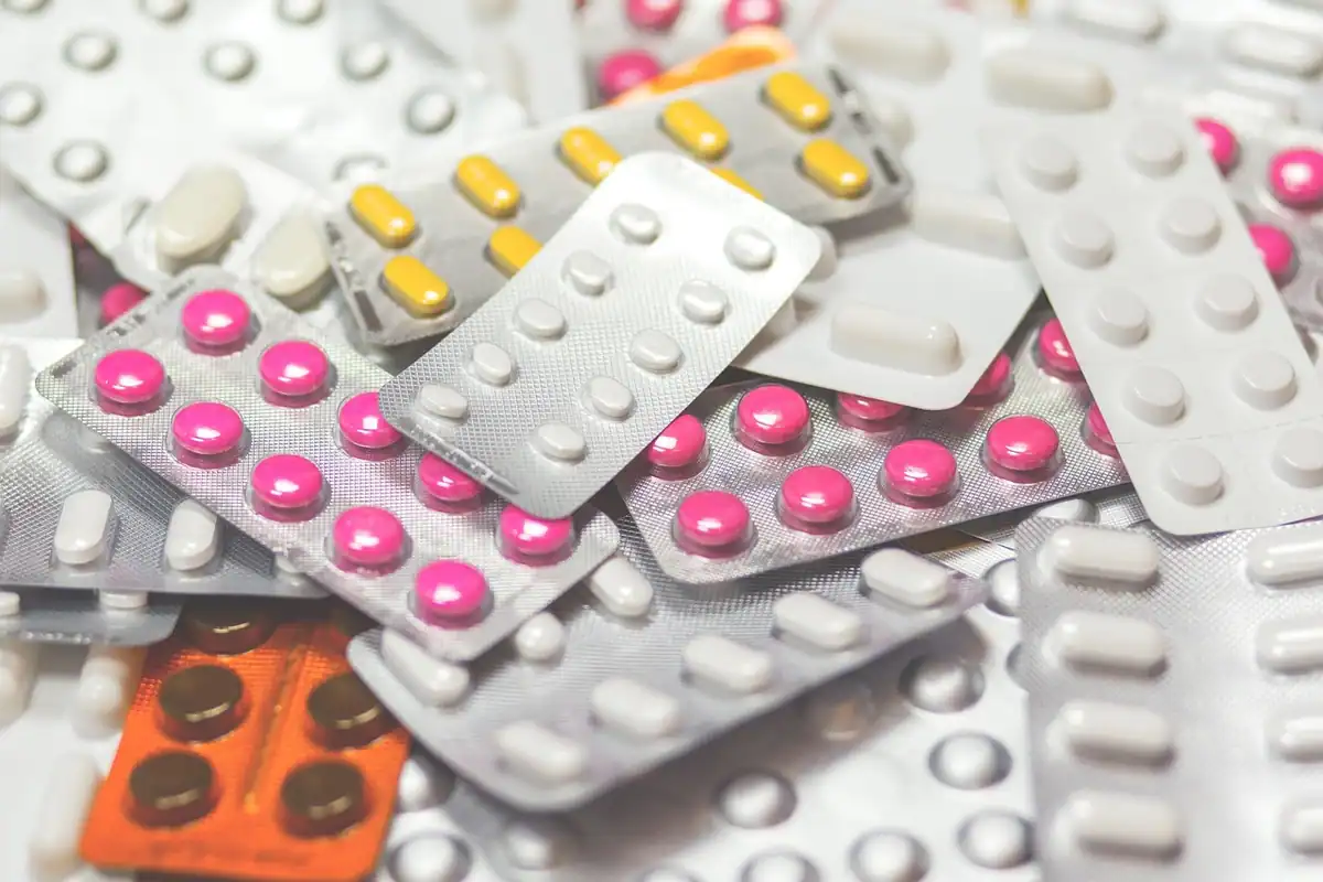 Medicamente sub formă de tablete și pastile în blistere, de tipul celor eliberate la farmacie
