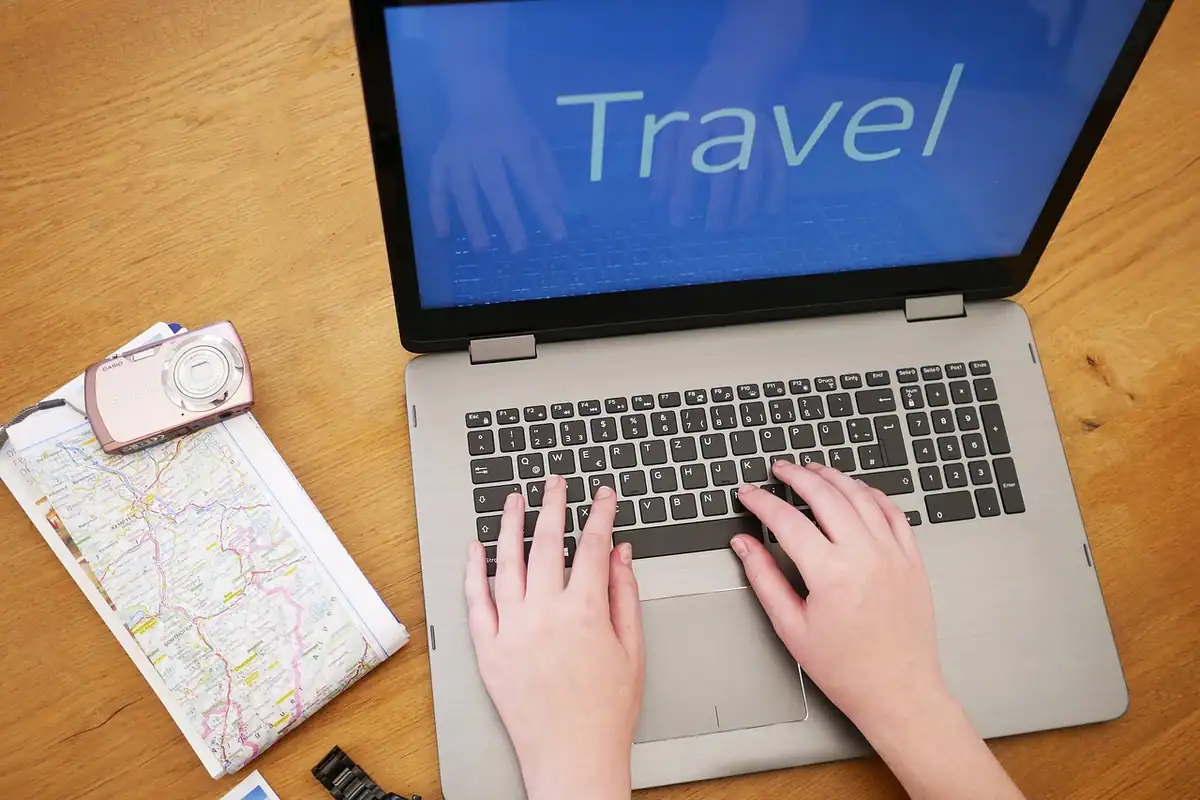 Planificarea unei vacanțe și rezervarea online a unei călătorii, cu un ghid de călătorie