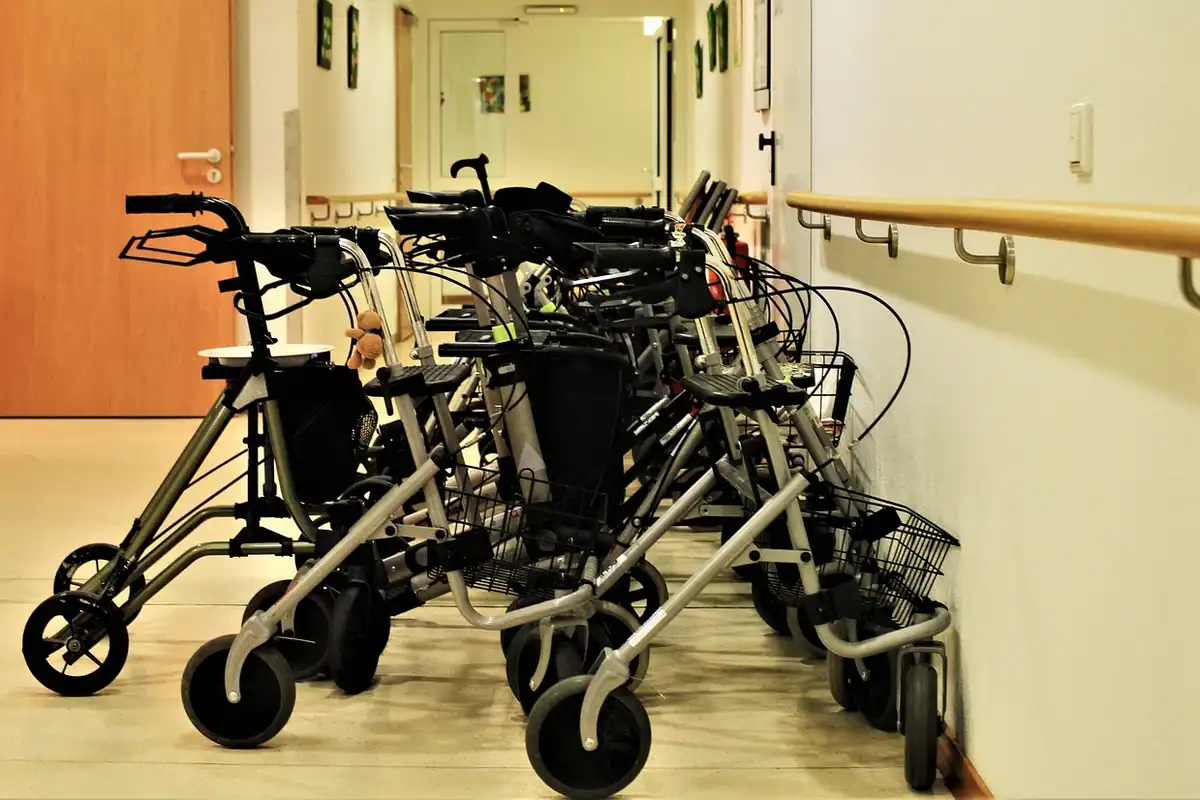 Cadre de mers parcate pe un hol luminos de spital