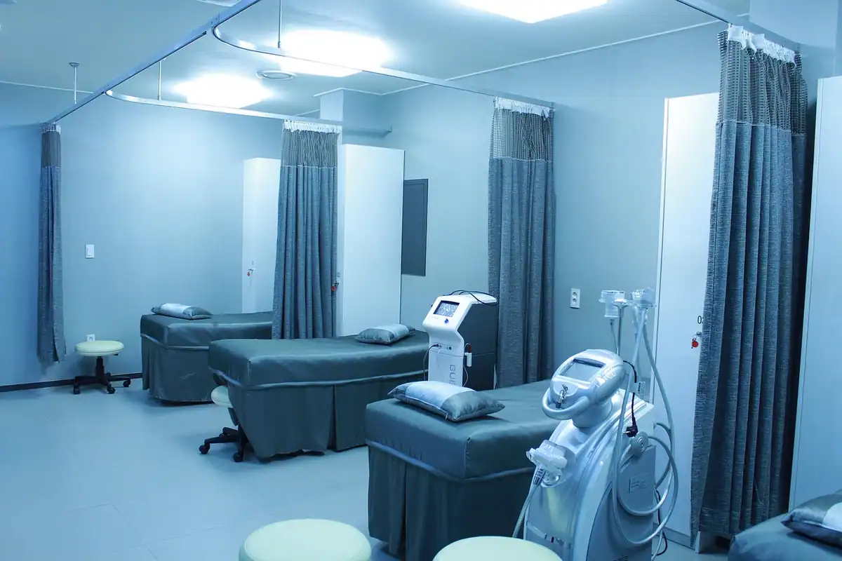 Cameră de tratament cu paturi și aparatură medicală, pregătită pentru pacienți