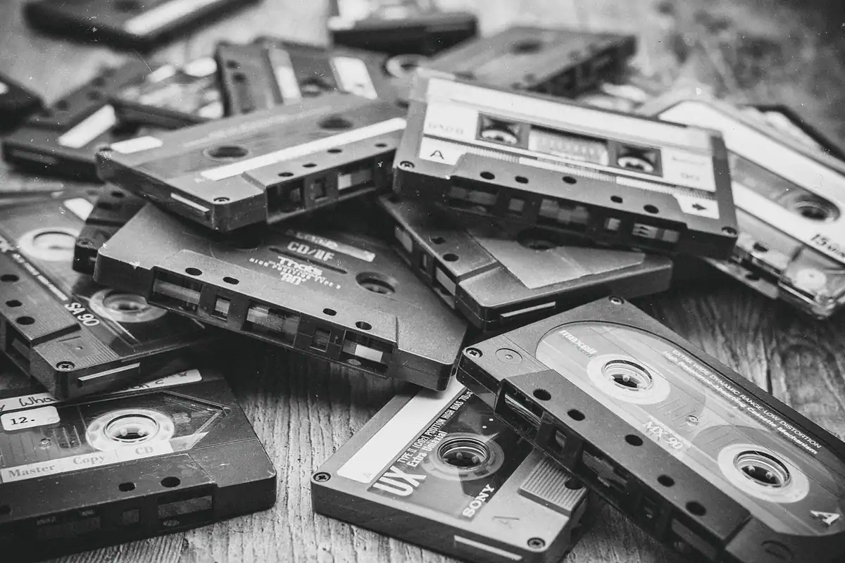 Casete audio vechi cu bandă magnetică, așezate laolaltă într-o colecție retro