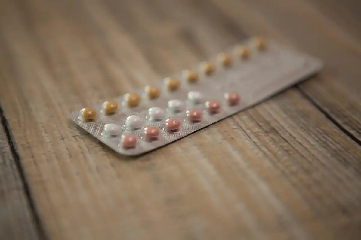 Pastile în blister așezate pe o suprafață, într-un cadru medical despre medicamente