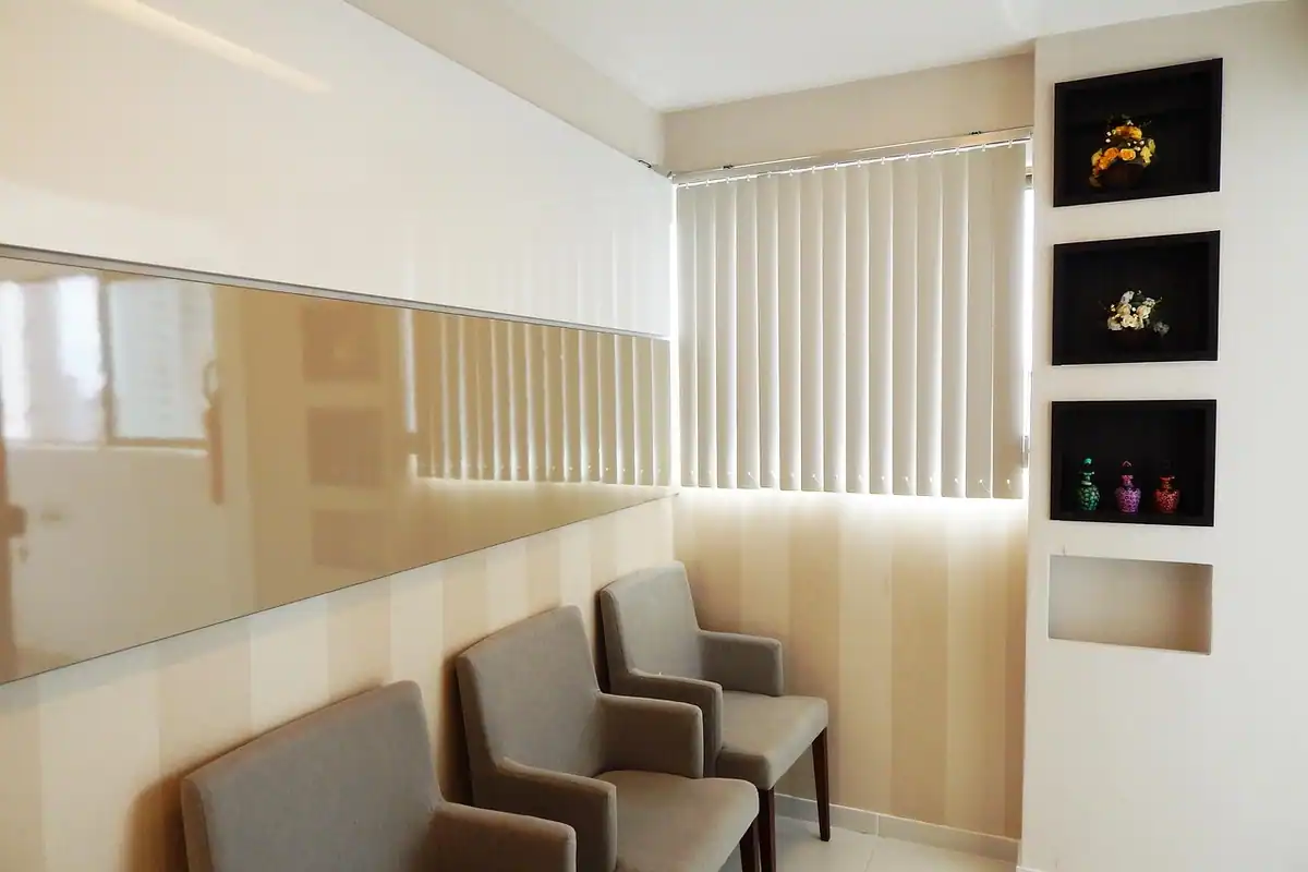 Sală de așteptare dintr-o clinică, cu birou de recepție, într-o clădire modernă