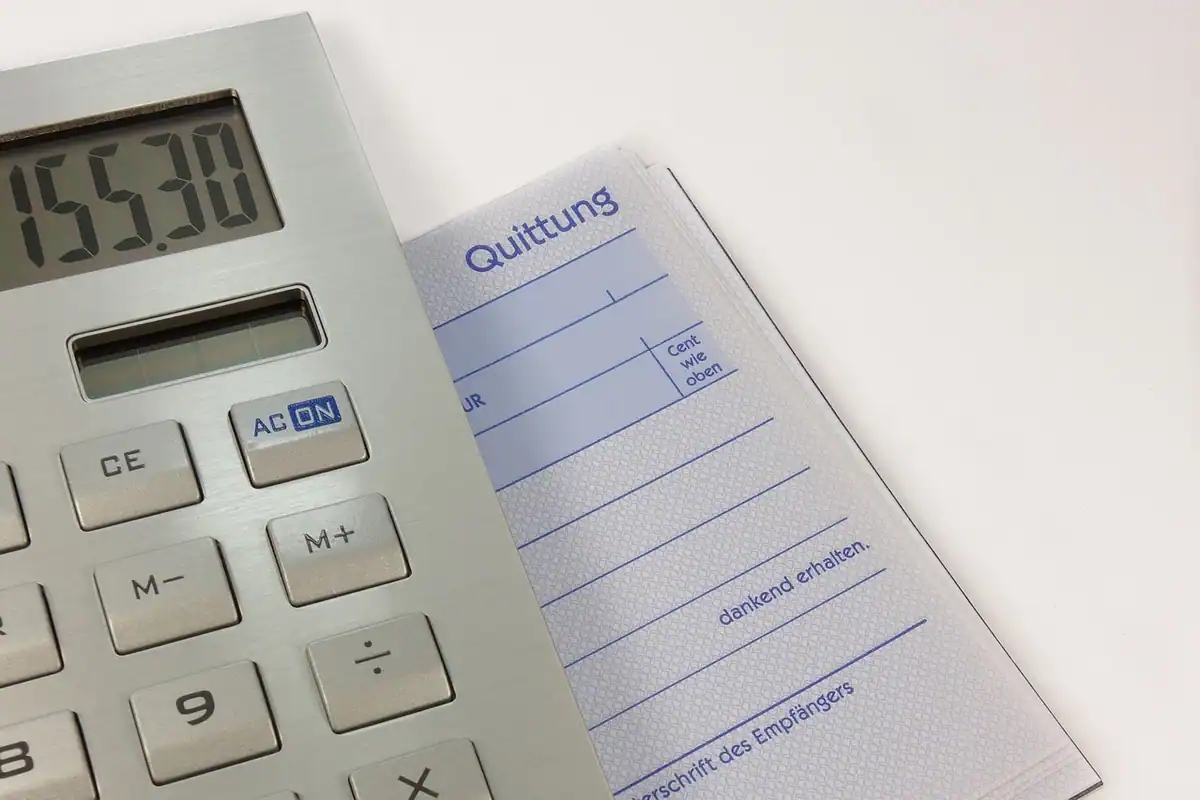 Calculator de birou și chitanțe, folosite pentru a calcula plăți și facturi