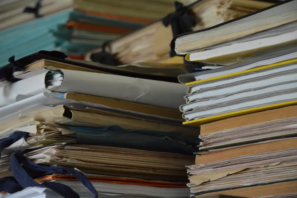 Teanc înalt de dosare și mape cu documente administrative
