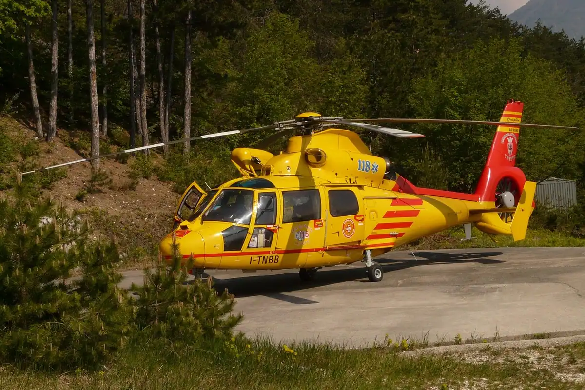 Elicopter galben de salvare care aterizează, în timpul unei misiuni de urgență