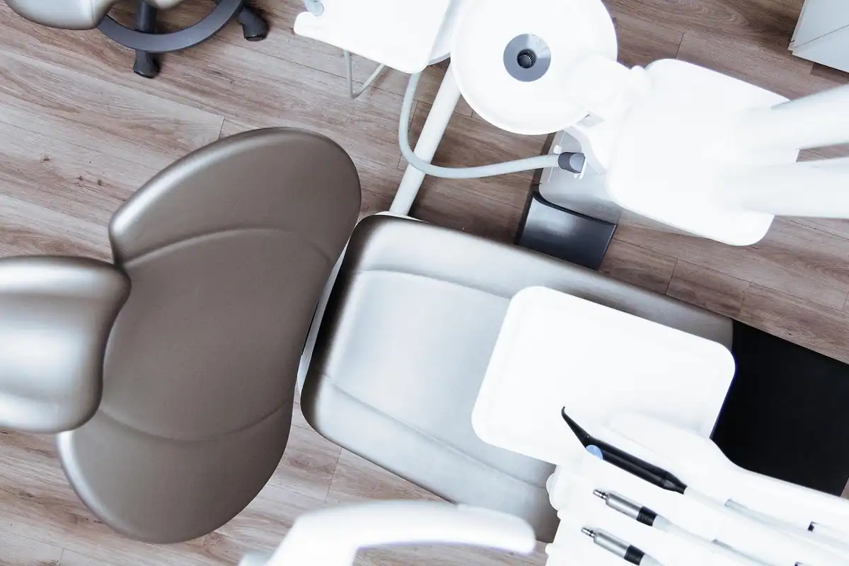 Scaun de stomatolog și instrumente dentare, văzute de sus