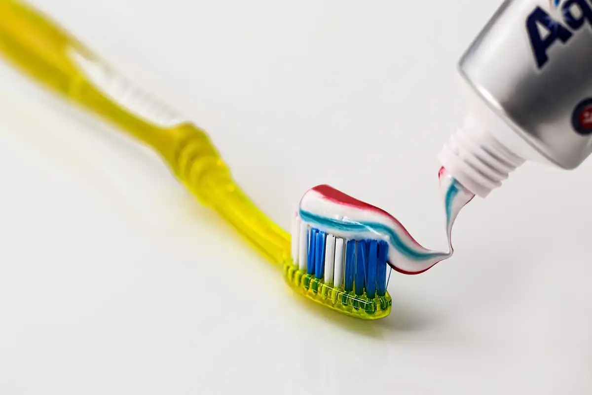 Periuță și pastă de dinți, simboluri ale igienei orale și ale îngrijirii dentare