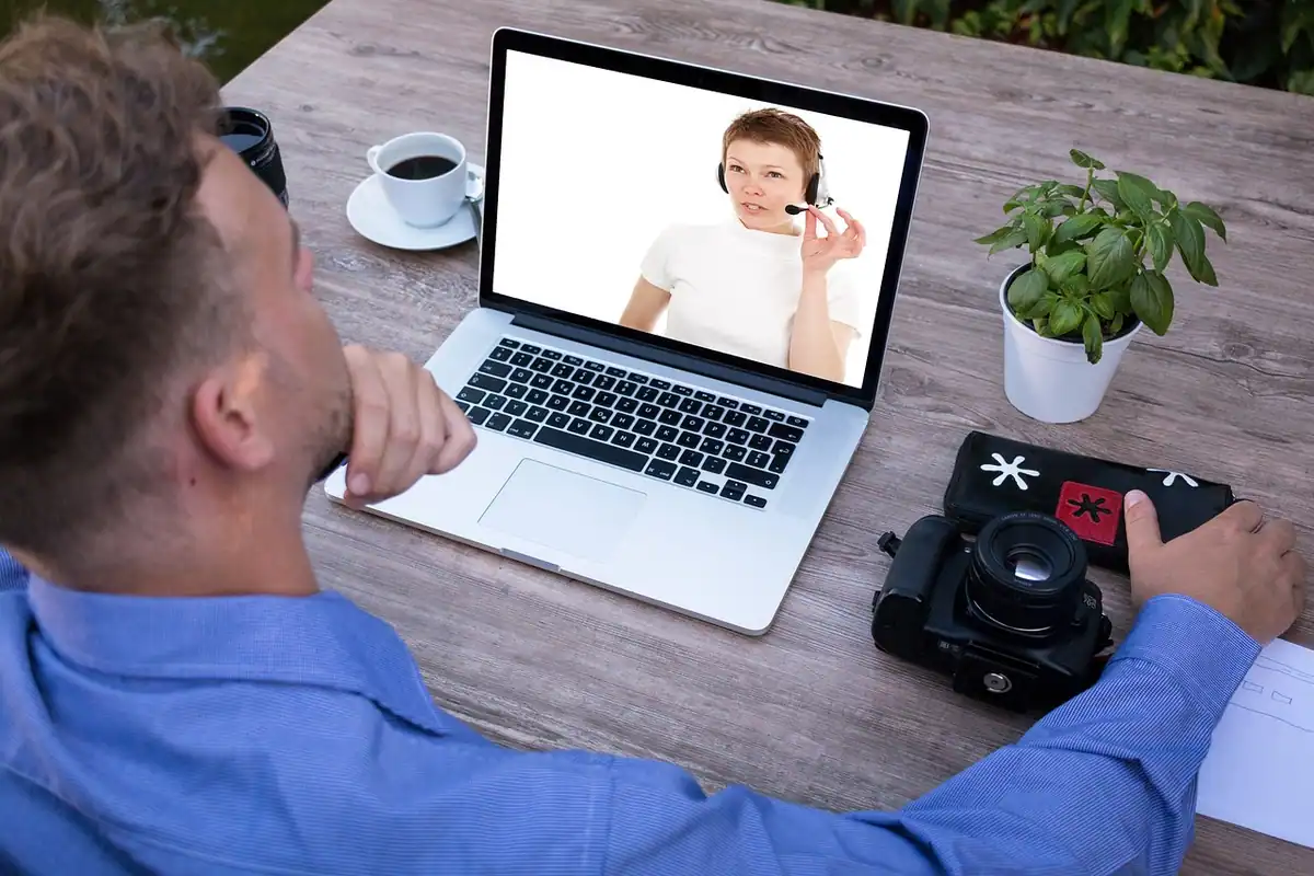 Convorbire video pe laptop între un bărbat și o femeie, într-un cadru de lucru online