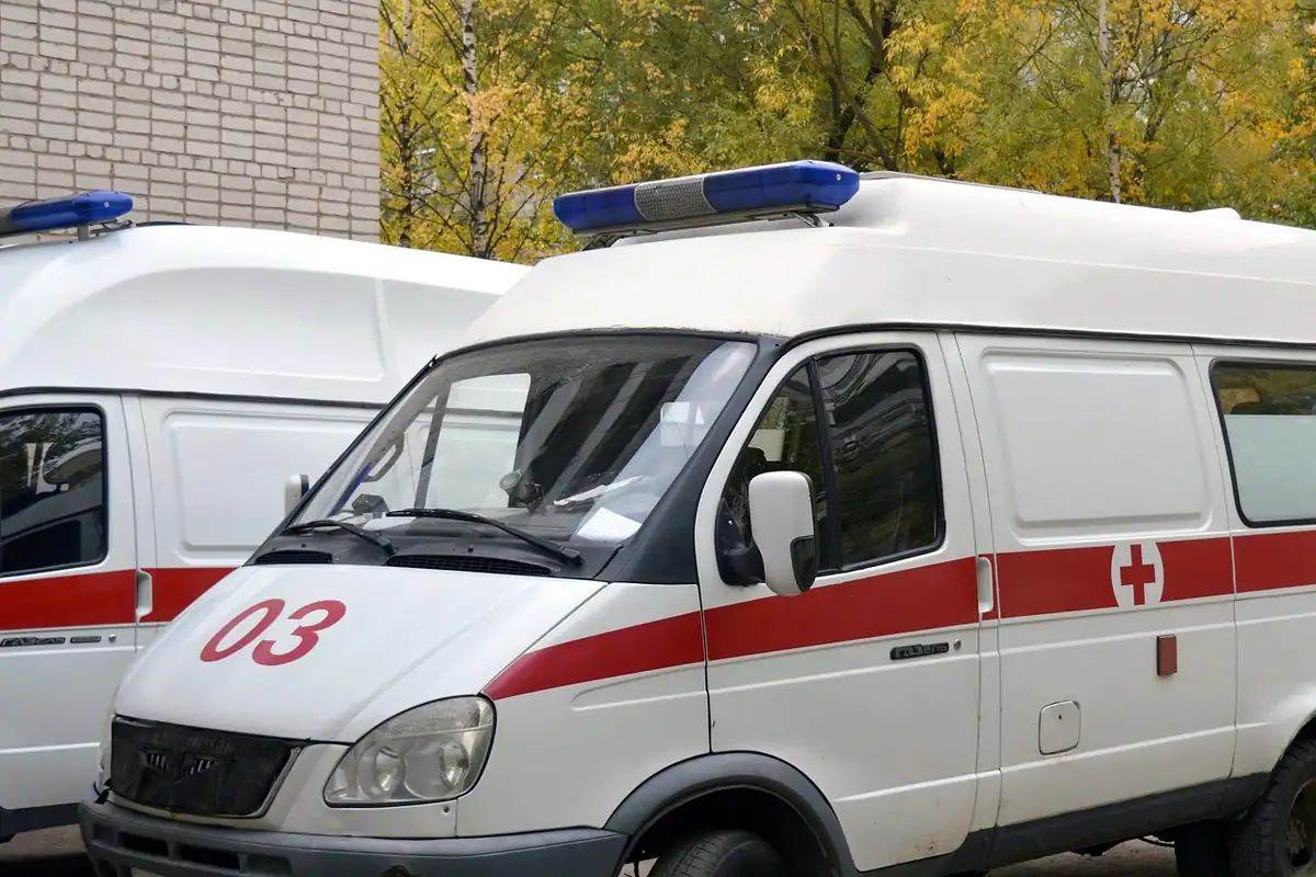 Ambulanță albă parcată, vehicul de urgență folosit pentru transportul pacienților