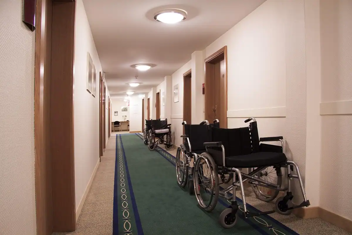 Scaune cu rotile pe un coridor de recuperare, pentru persoane cu dizabilități motorii