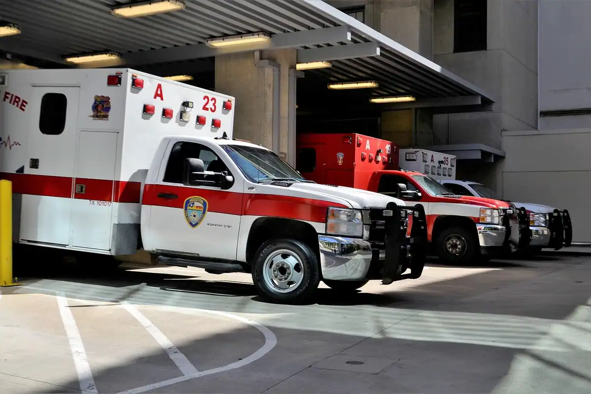 Ambulanță parcată în fața unei unități de primiri urgențe, vehicul de intervenție medicală