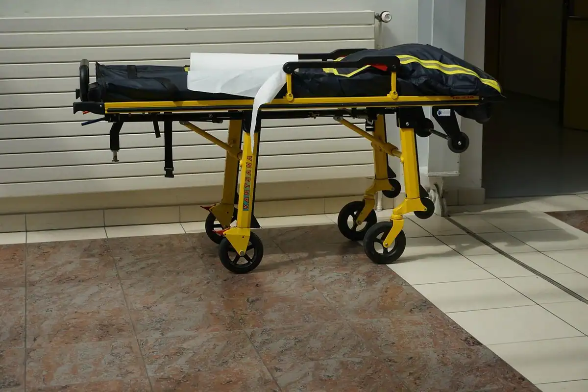 Targă medicală pentru transportul pacienților, folosită în situații de urgență la spital